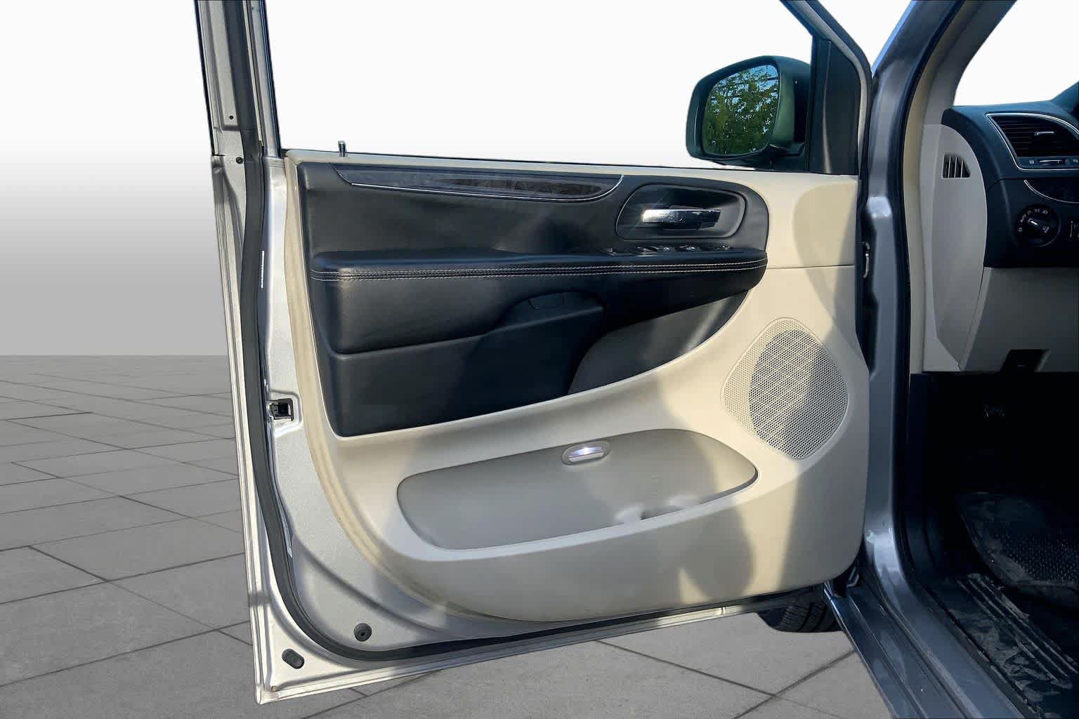 Used 2016 Chrysler Town & Country Touring FWD image 21