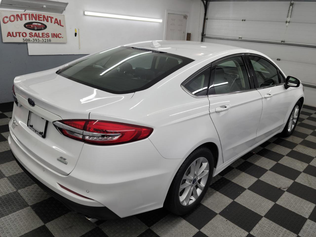 Used 2020 Ford Fusion SE FWD image 4