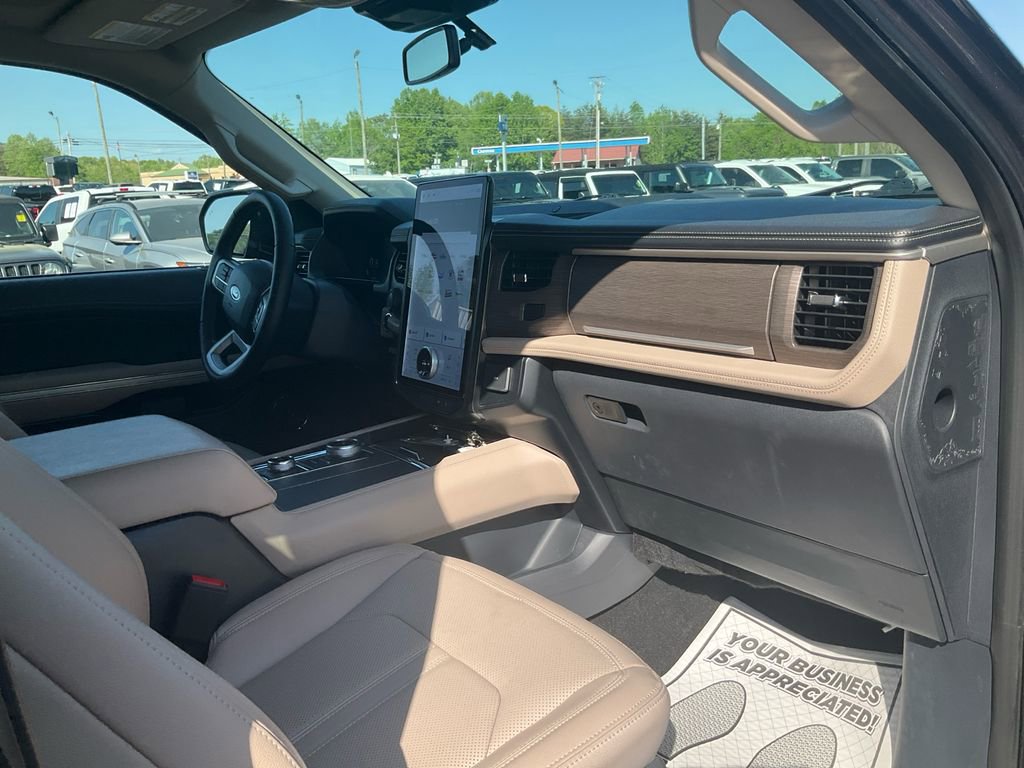 Used 2024 Ford Expedition Limited image 11