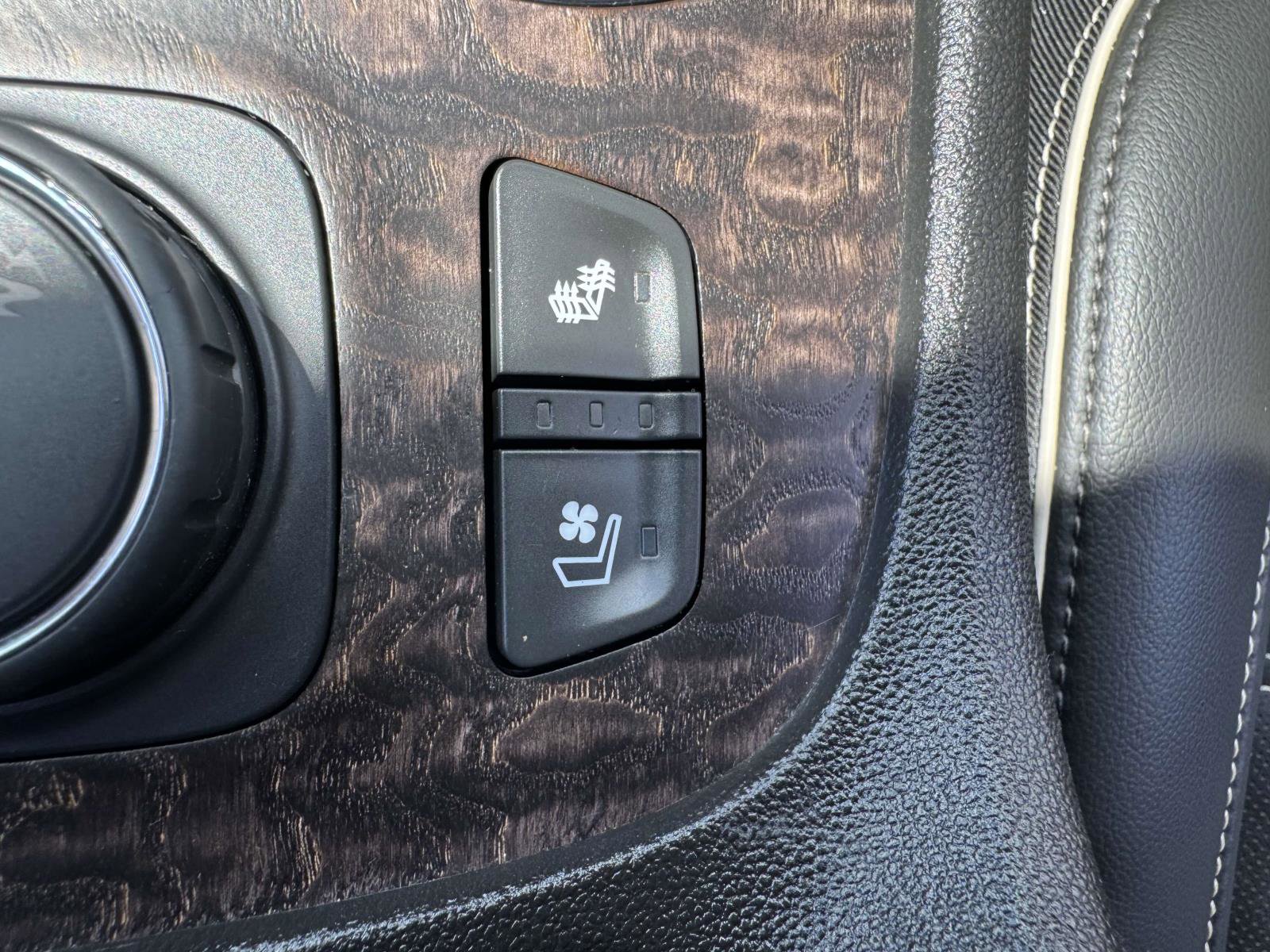 Used 2023 GMC Acadia Denali w/ Denali Technology Package image 32