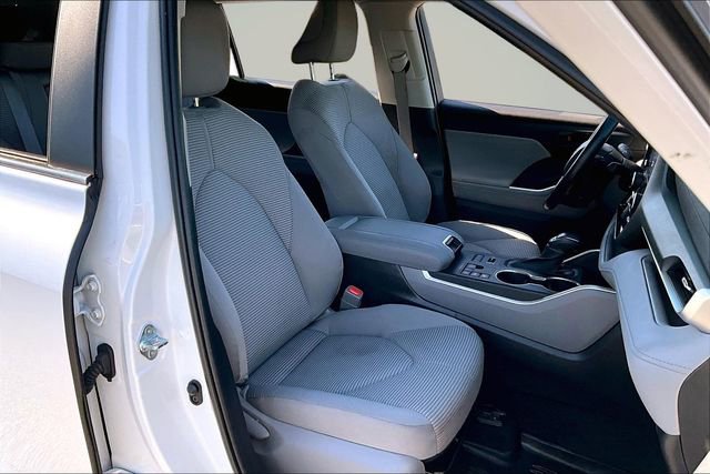 Used 2023 Toyota Highlander LE AWD/4WD image 28