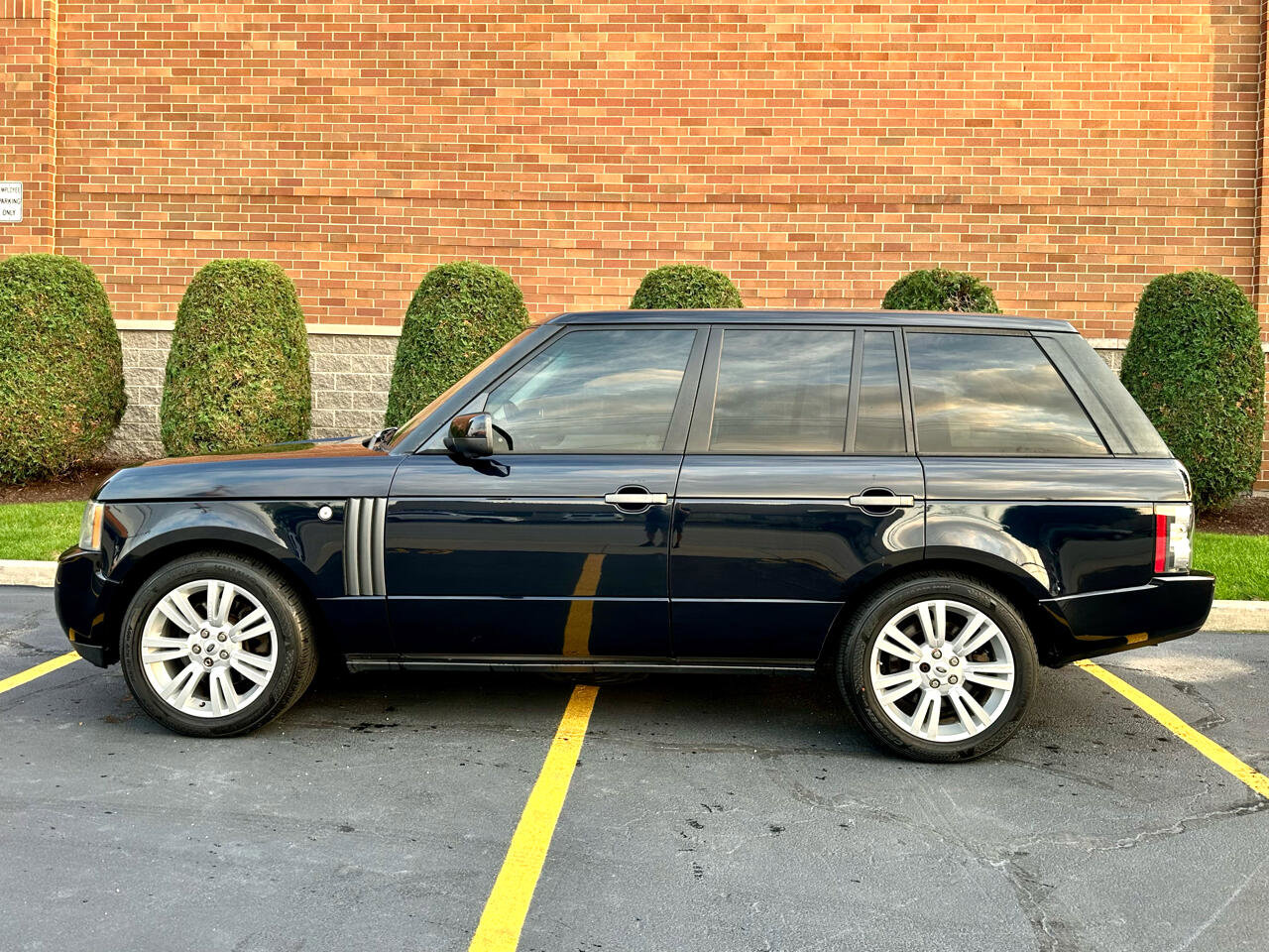 Used 2010 Land Rover Range Rover HSE LUX image 8