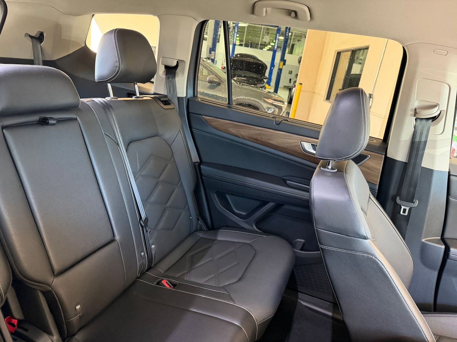 Used 2025 Volkswagen Atlas SE image 31