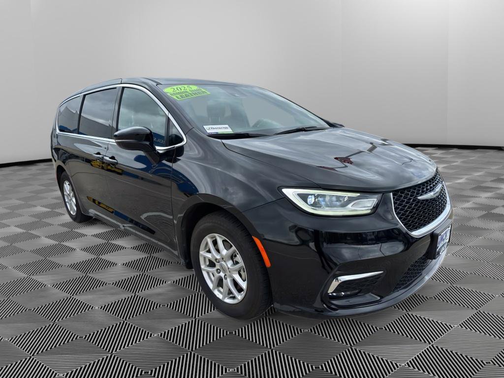 Used 2025 Chrysler Pacifica Select FWD image 6