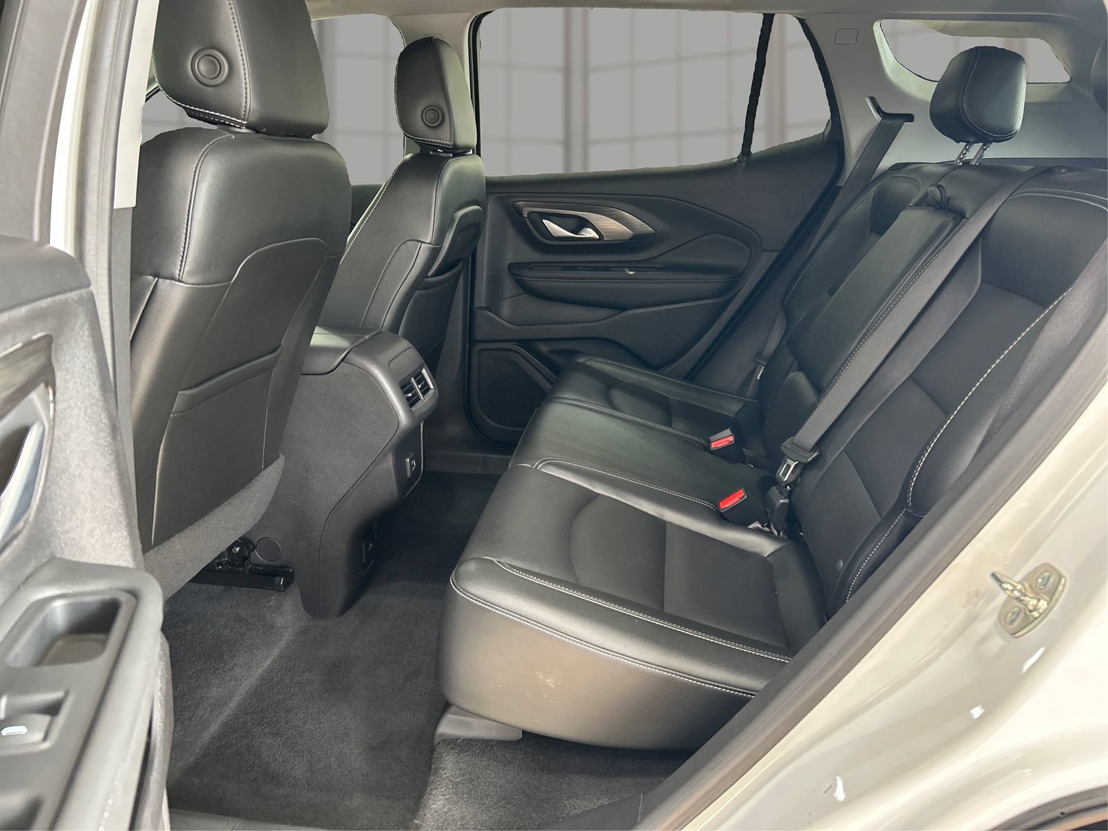 Used 2024 GMC Terrain SLT FWD image 10