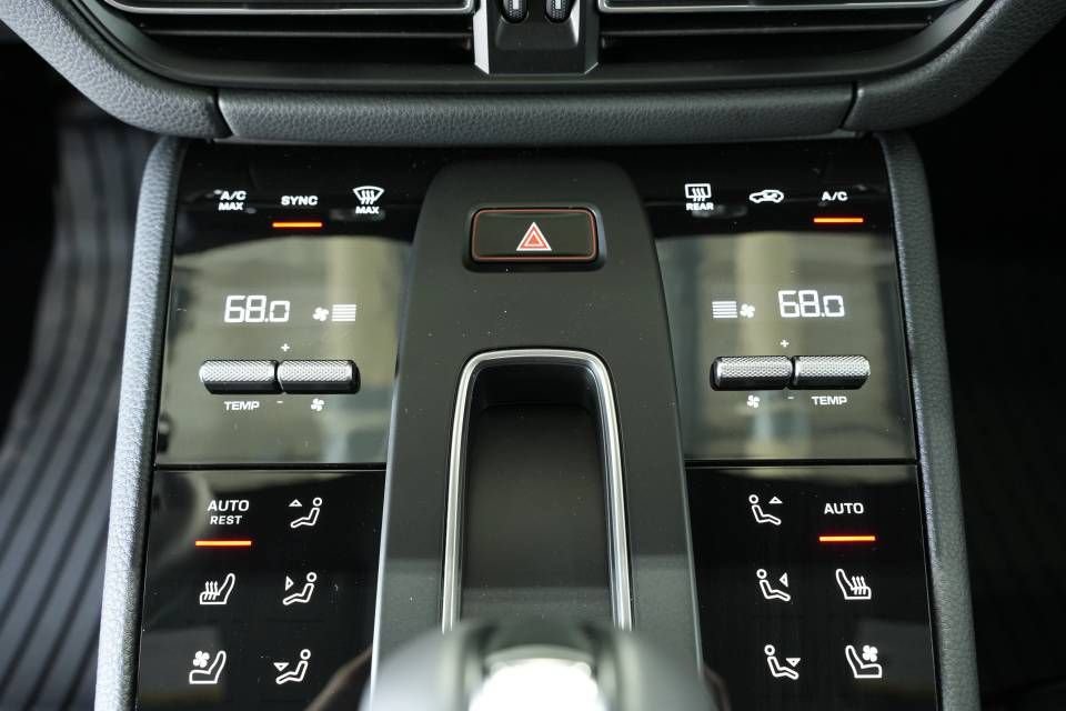 Certified 2025 Porsche Macan AWD/4WD image 21