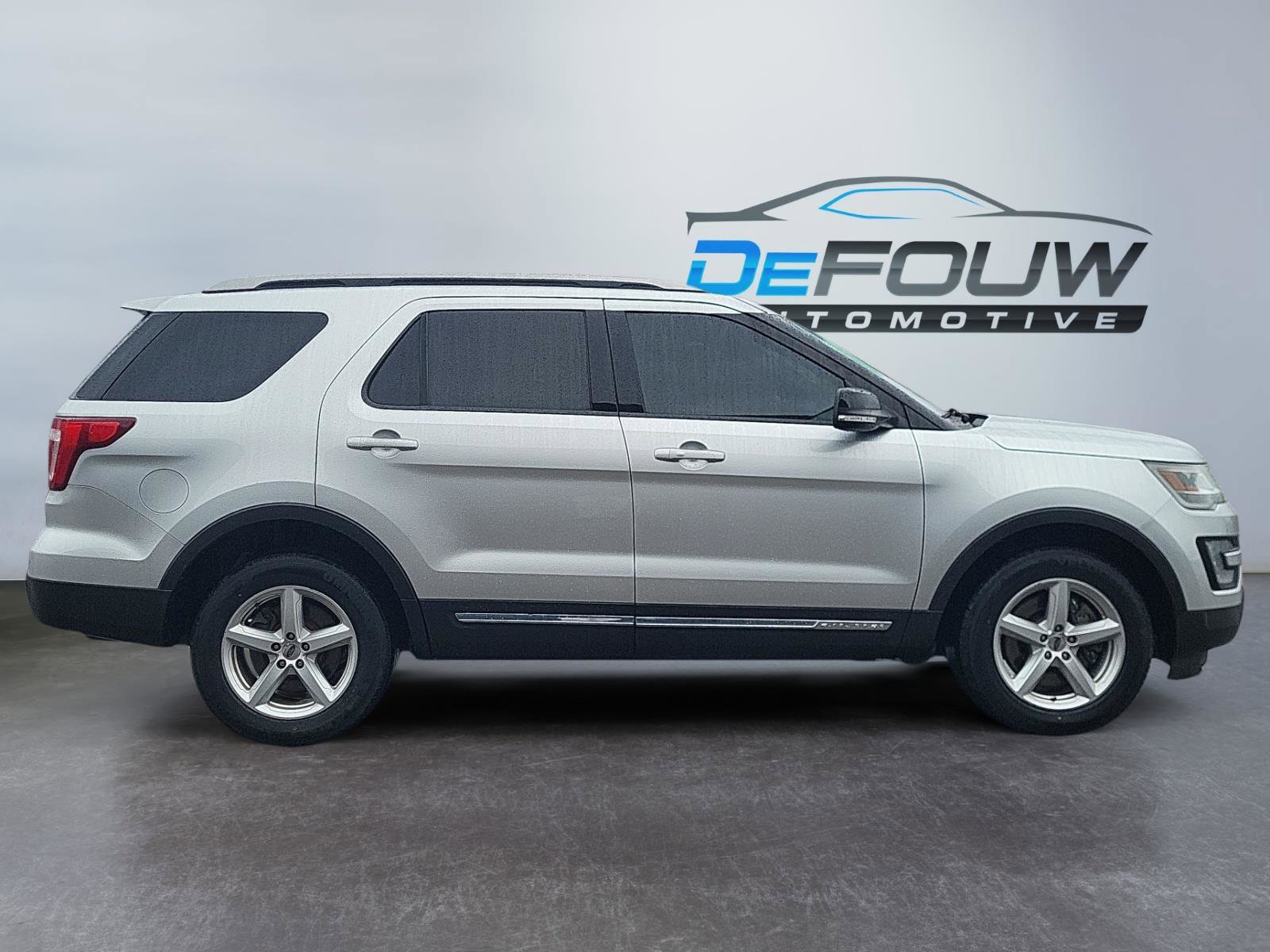 Used 2016 Ford Explorer XLT w/ Equipment Group 201A image 2
