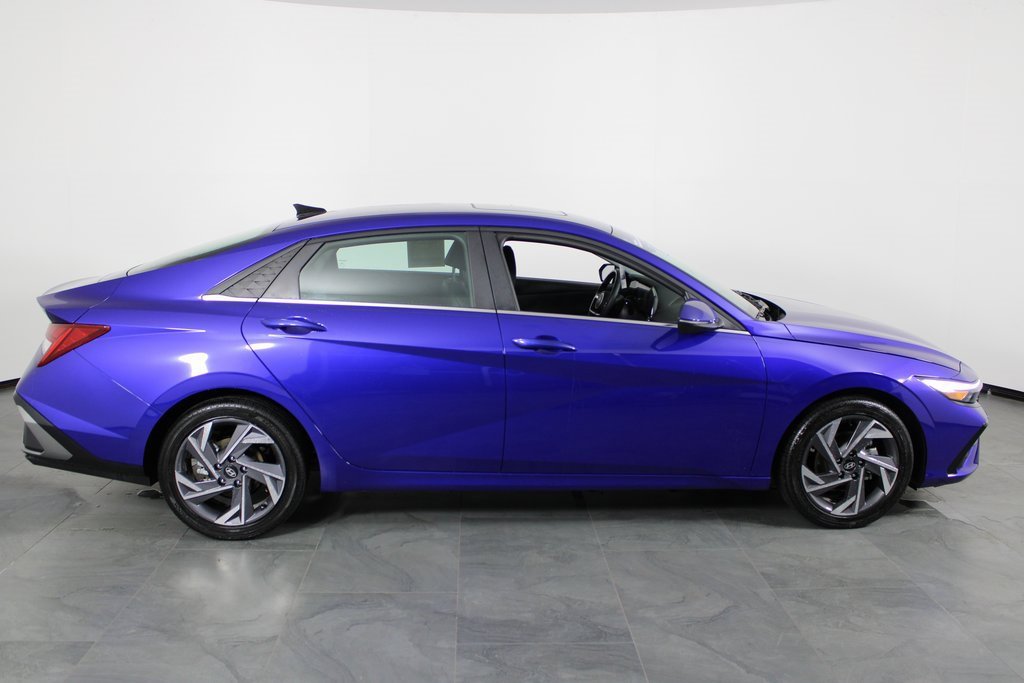 Certified 2025 Hyundai Elantra Limited image 11