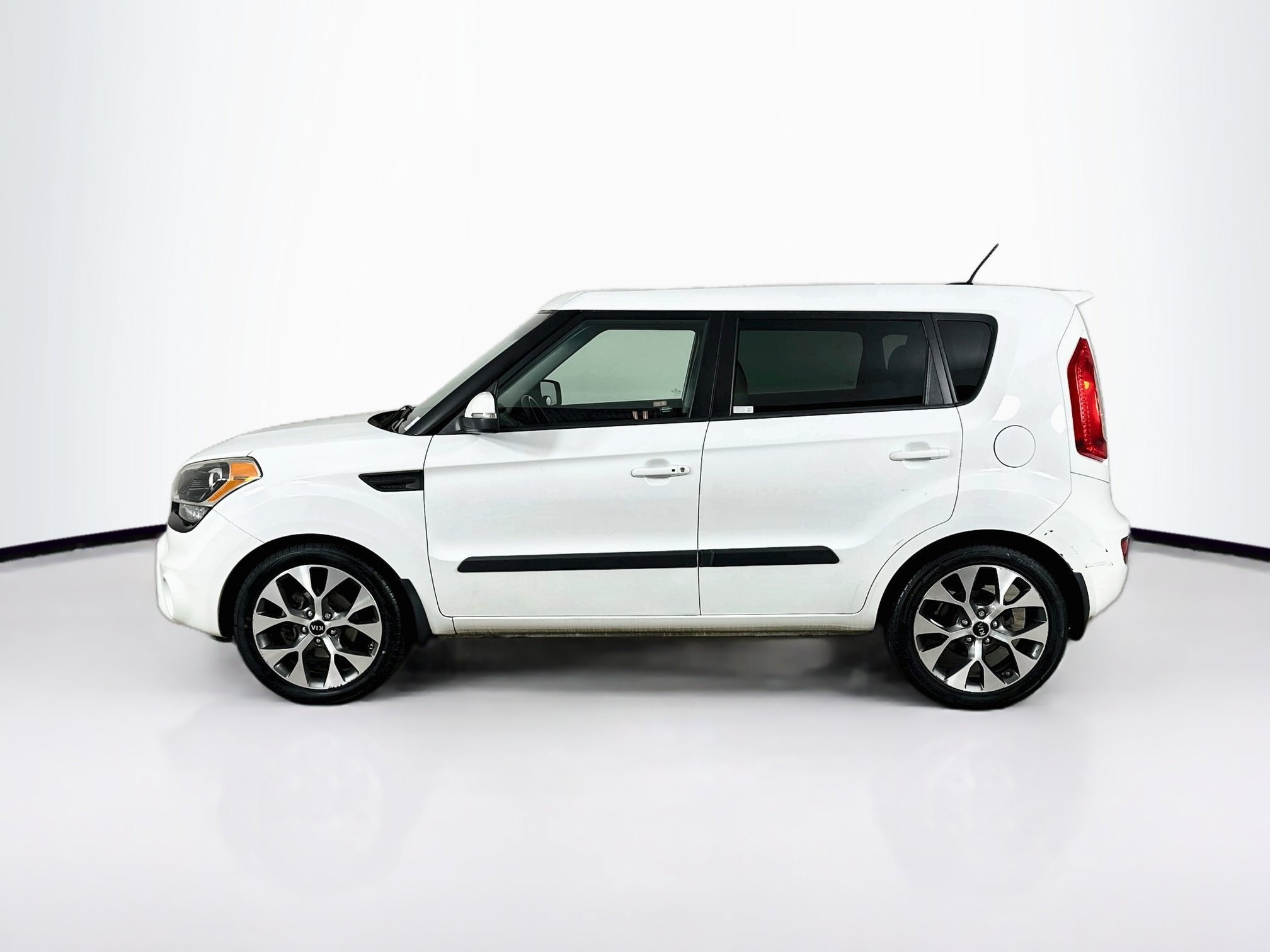 Used 2013 Kia Soul ! w/ Premium Pkg FWD image 4