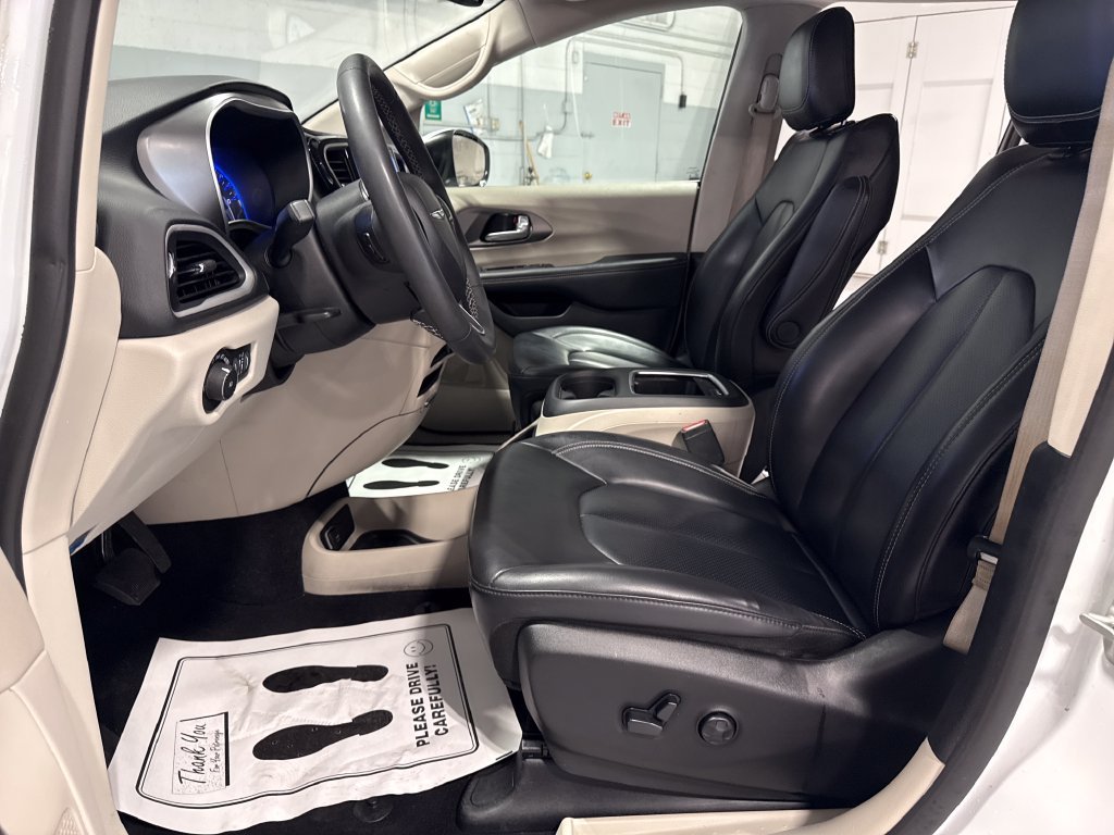 Used 2023 Chrysler Pacifica Touring-L FWD image 27