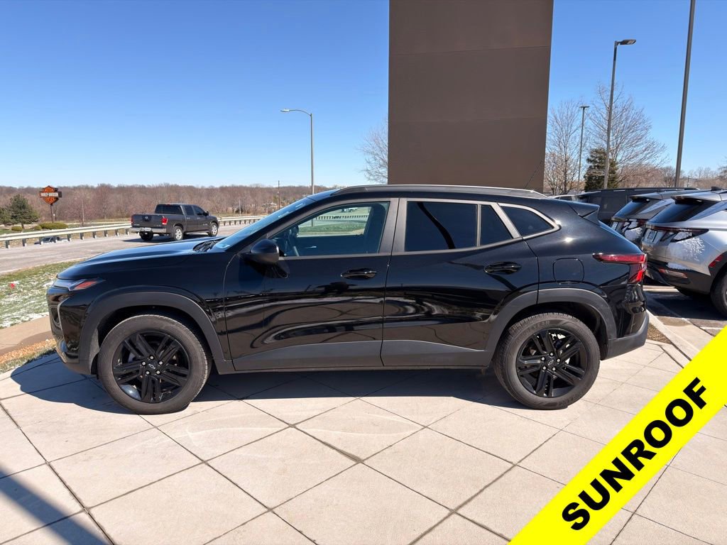 Used 2024 Chevrolet Trax ACTIV w/ Sunroof Package image 2