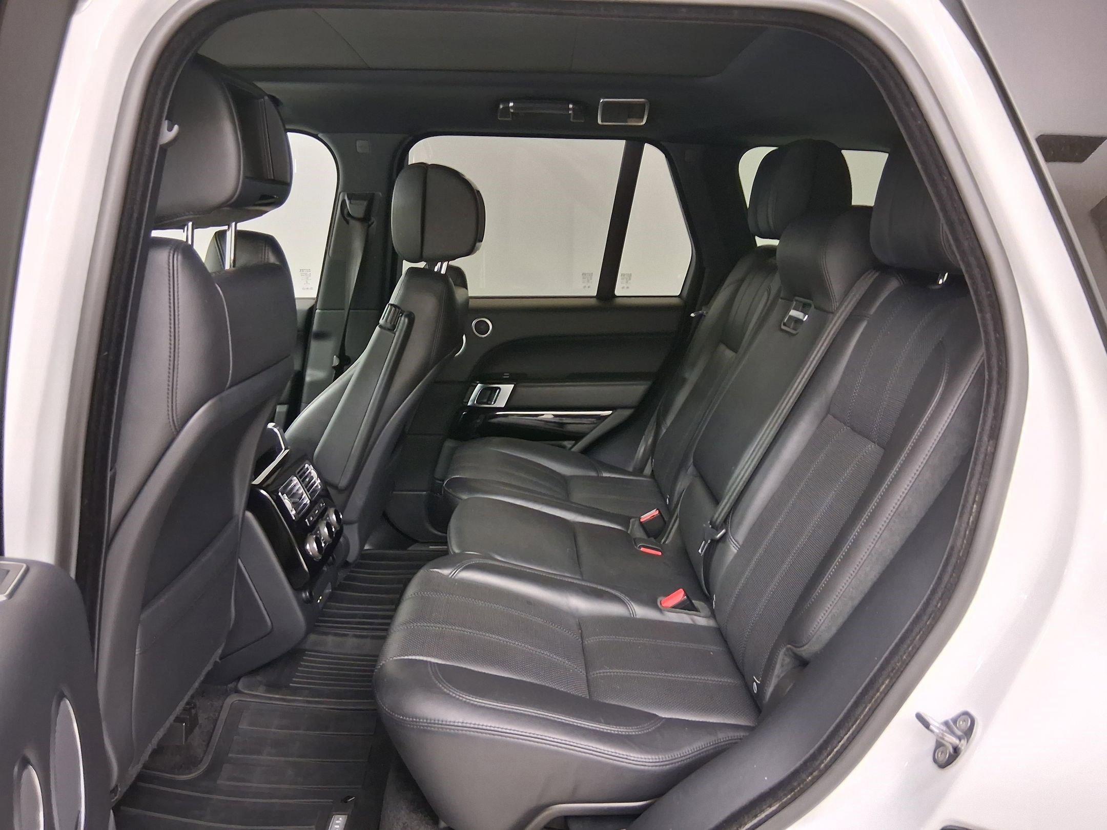 Used 2015 Land Rover Range Rover Supercharged image 14