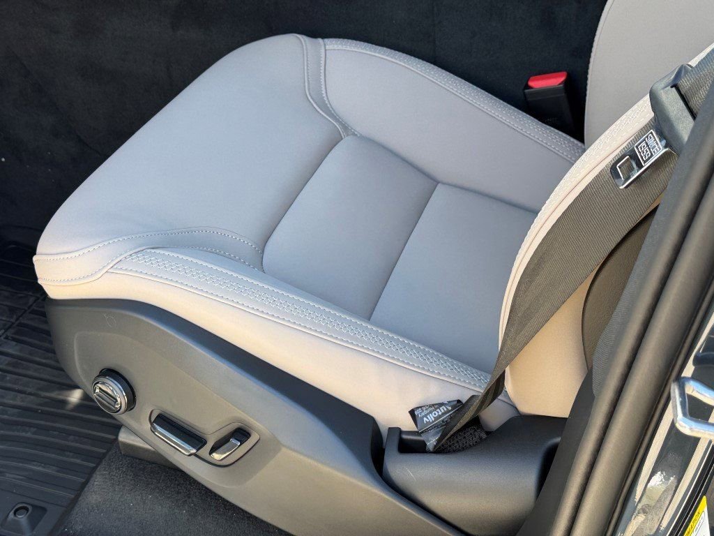 New 2026 Volvo XC90 B5 Plus w/ Protection Package Premier image 20