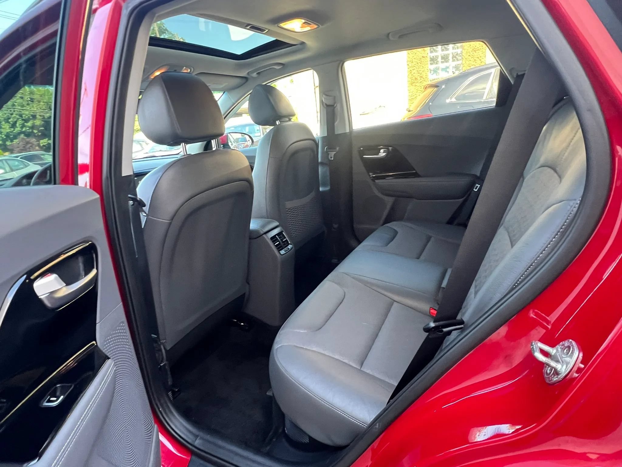 Used 2017 Kia Niro EX FWD image 30