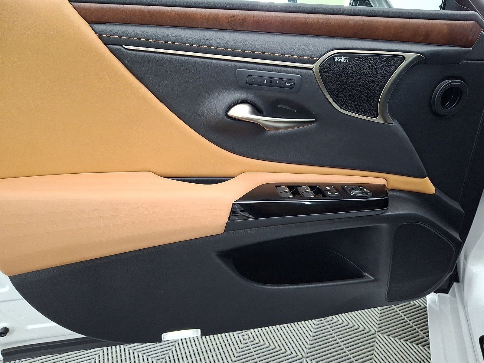 Used 2022 Lexus ES 300h w/ Luxury Package FWD image 2