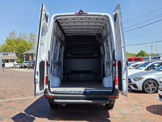 Used 2024 Mercedes-Benz Sprinter 2500 image 30