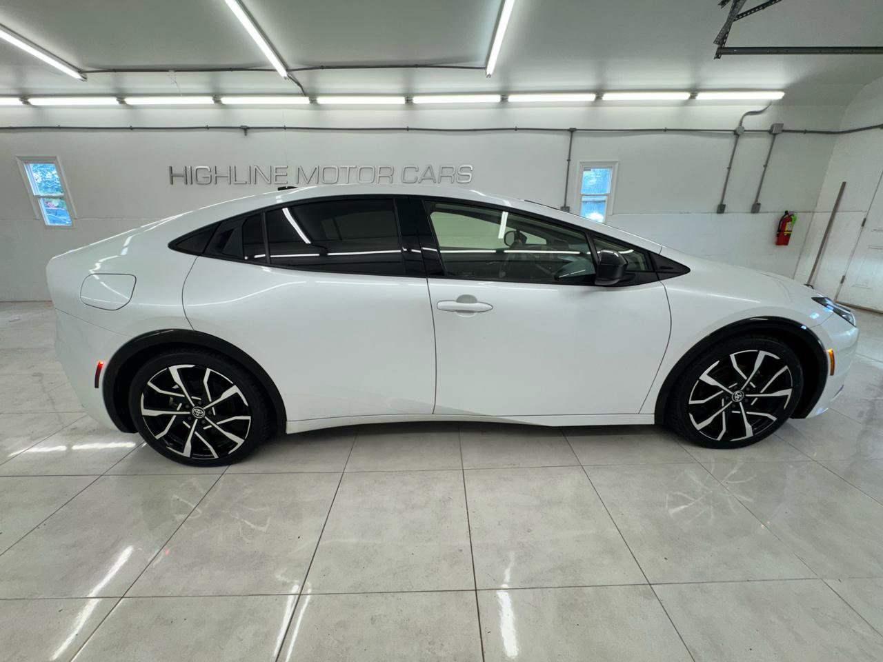 Used 2024 Toyota Prius Prime FWD image 4