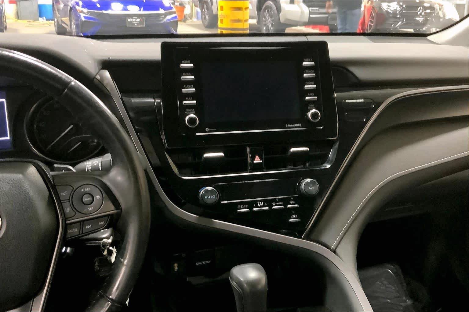 Used 2021 Toyota Camry SE w/ Cold Weather Package FWD image 7