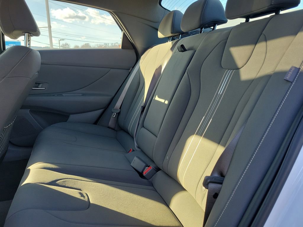 Used 2025 Hyundai Elantra SEL image 12
