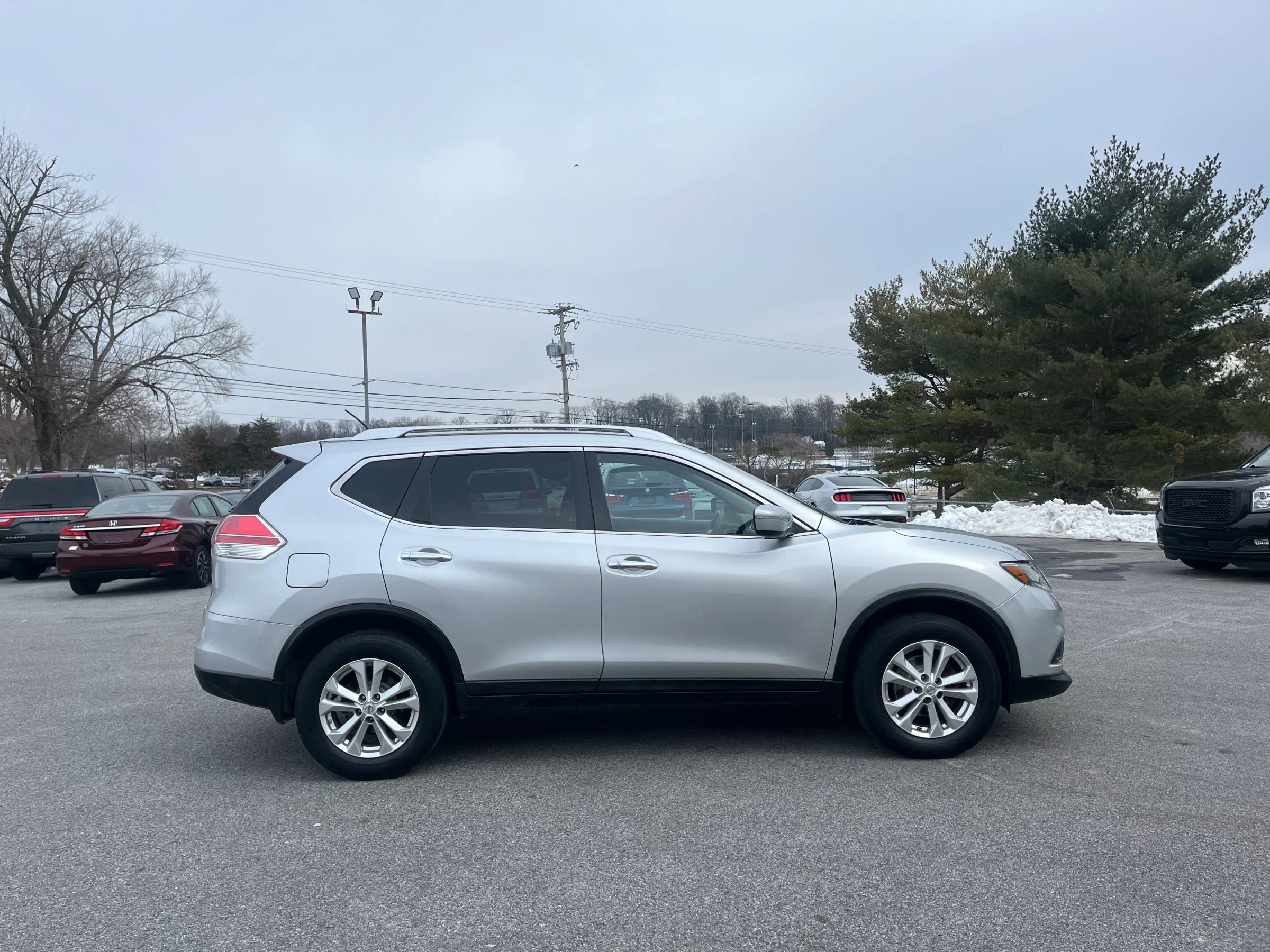 Used 2015 Nissan Rogue SV image 25