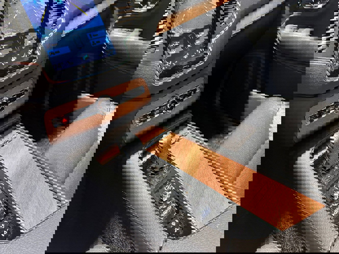 Used 2021 Volvo XC90 T8 Inscription Expression w/ Climate Package image 23