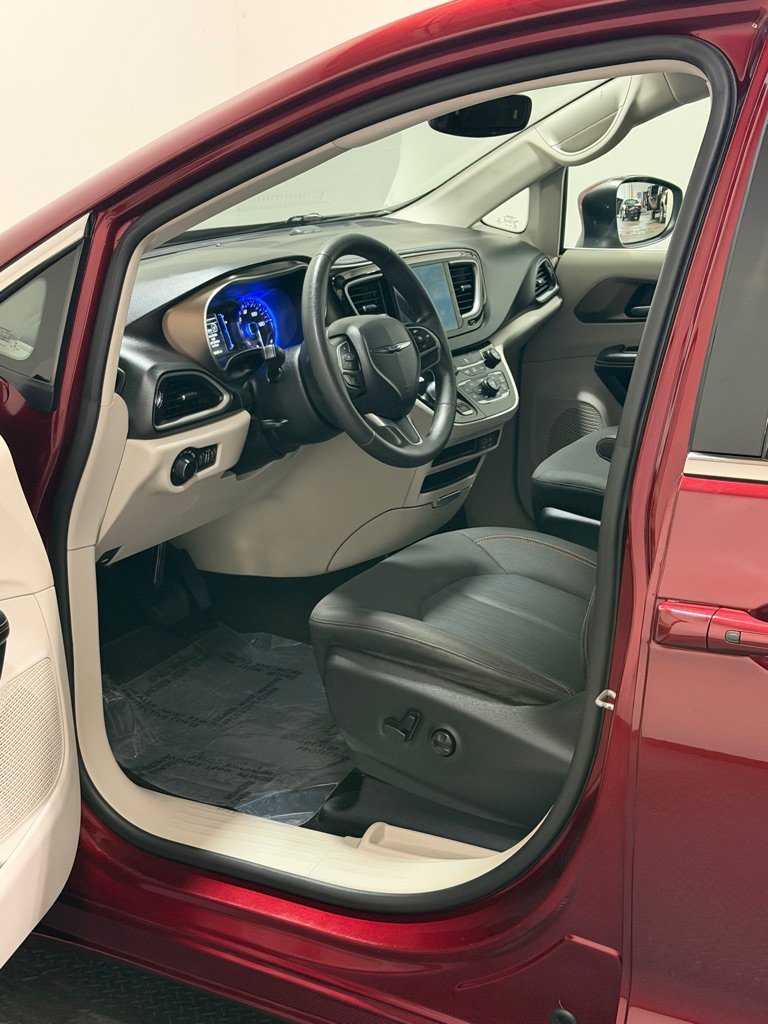 Used 2017 Chrysler Pacifica Touring FWD image 8