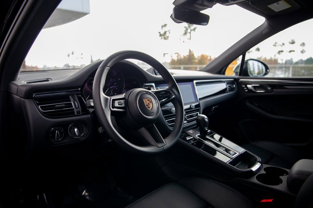 Certified 2025 Porsche Macan image 4
