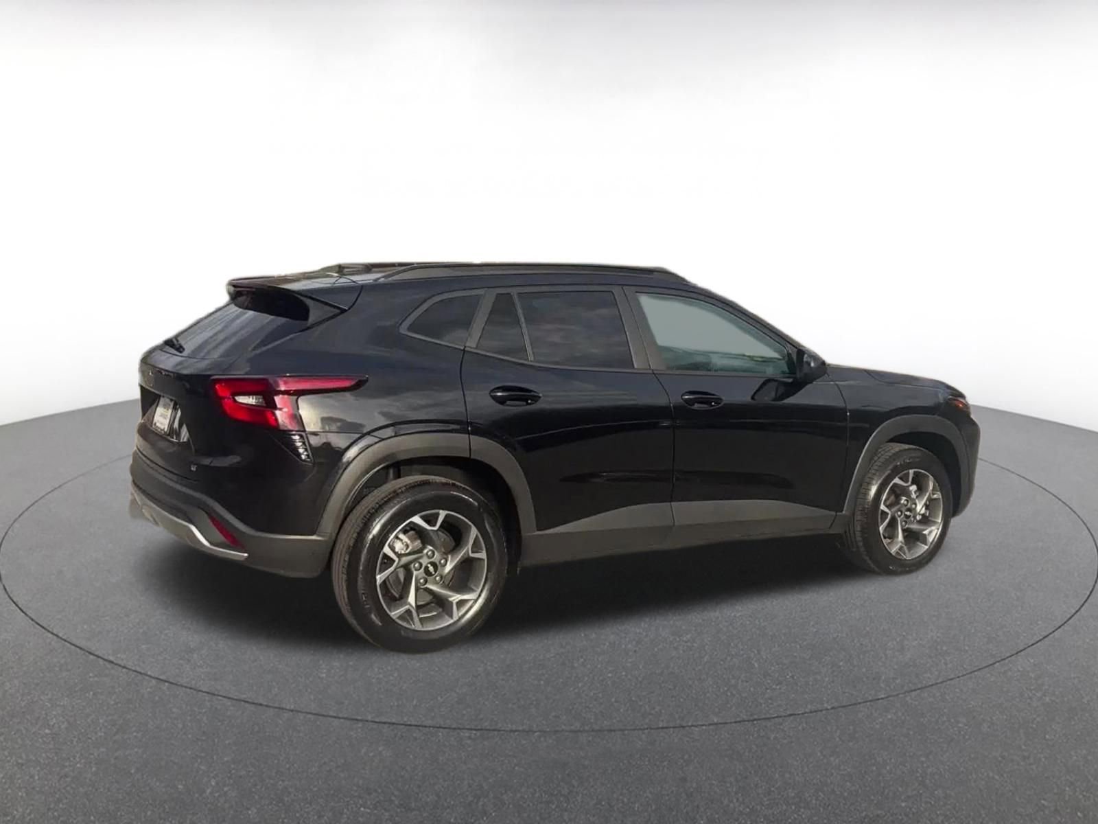 Used 2025 Chevrolet Trax LT FWD image 15