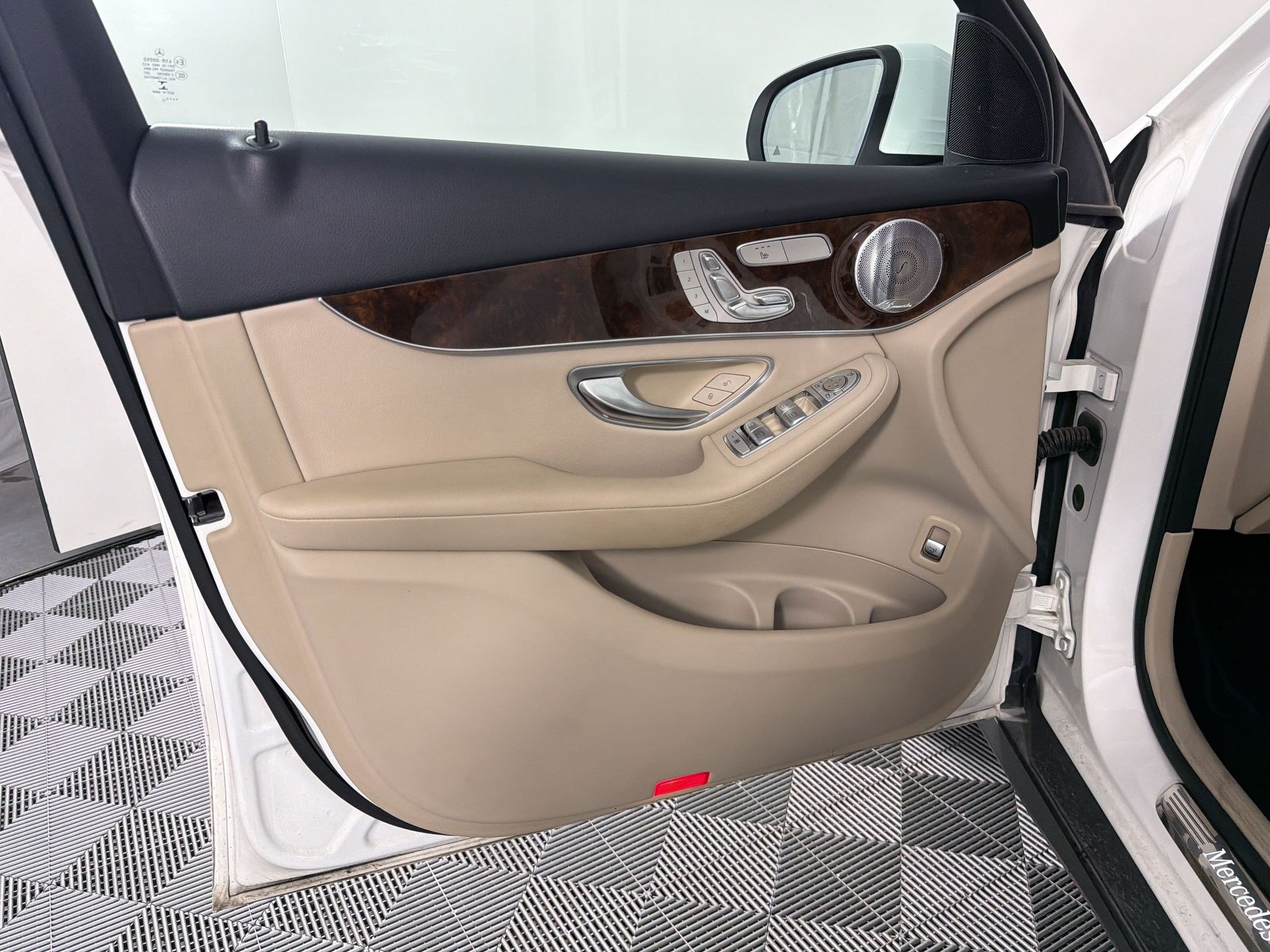 Used 2017 Mercedes-Benz GLC 300 image 24