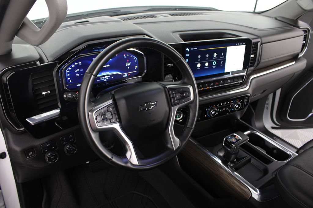 Used 2024 Chevrolet Silverado 1500 RST w/ Redline Edition AWD/4WD image 9