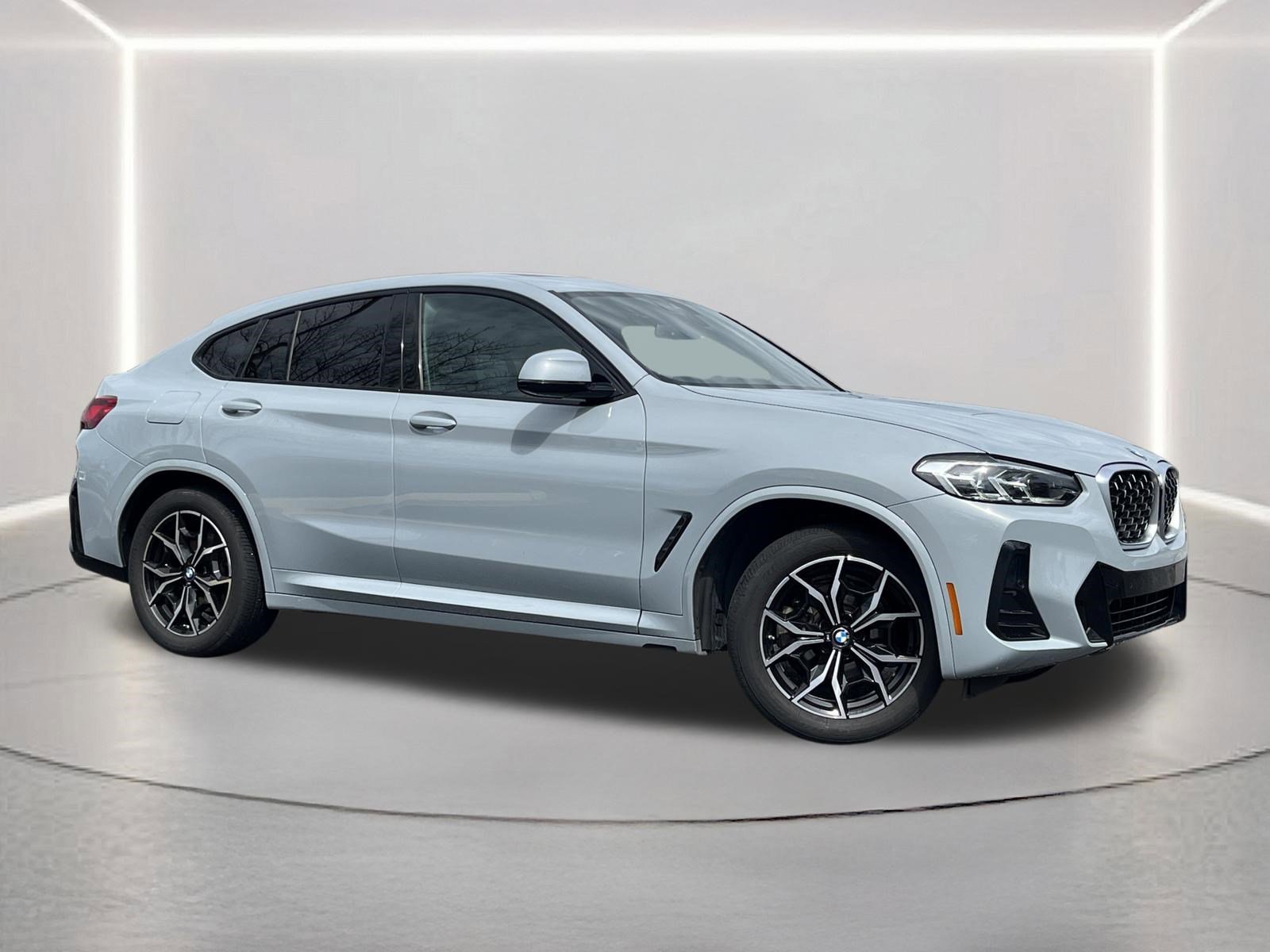 Used 2025 BMW X4 xDrive30i image 2