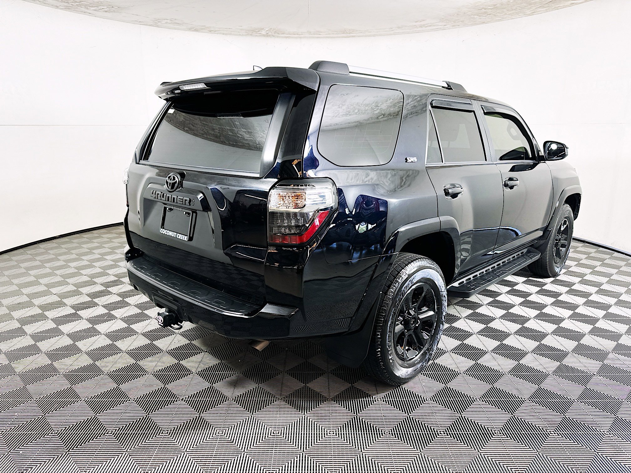 Used 2024 Toyota 4Runner SR5 AWD/4WD image 3