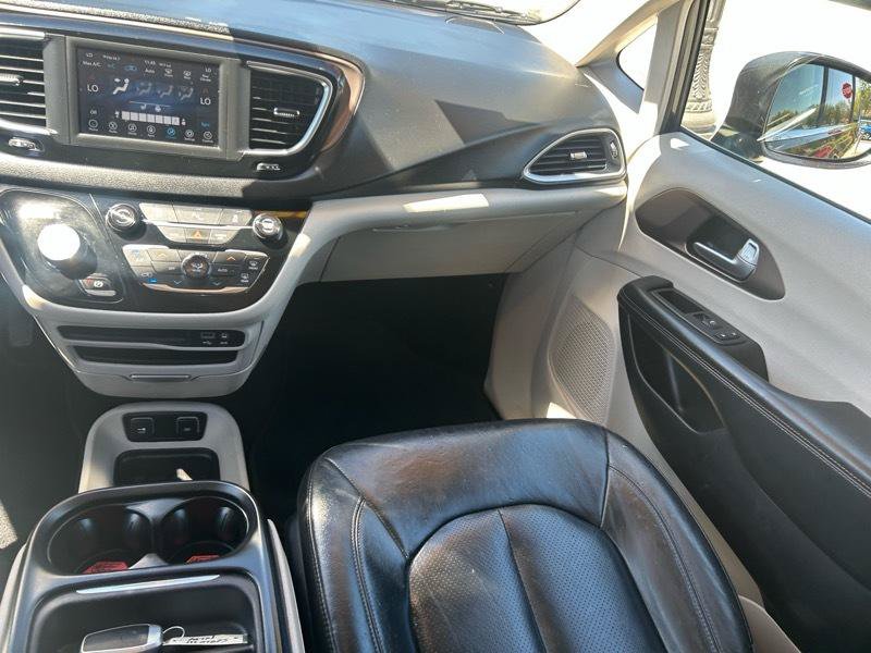 Used 2019 Chrysler Pacifica Touring-L FWD image 13