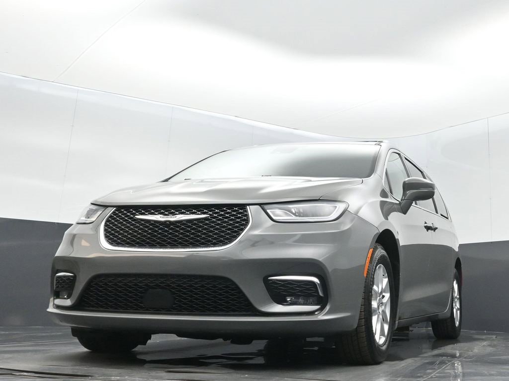 Used 2021 Chrysler Pacifica Touring-L image 8