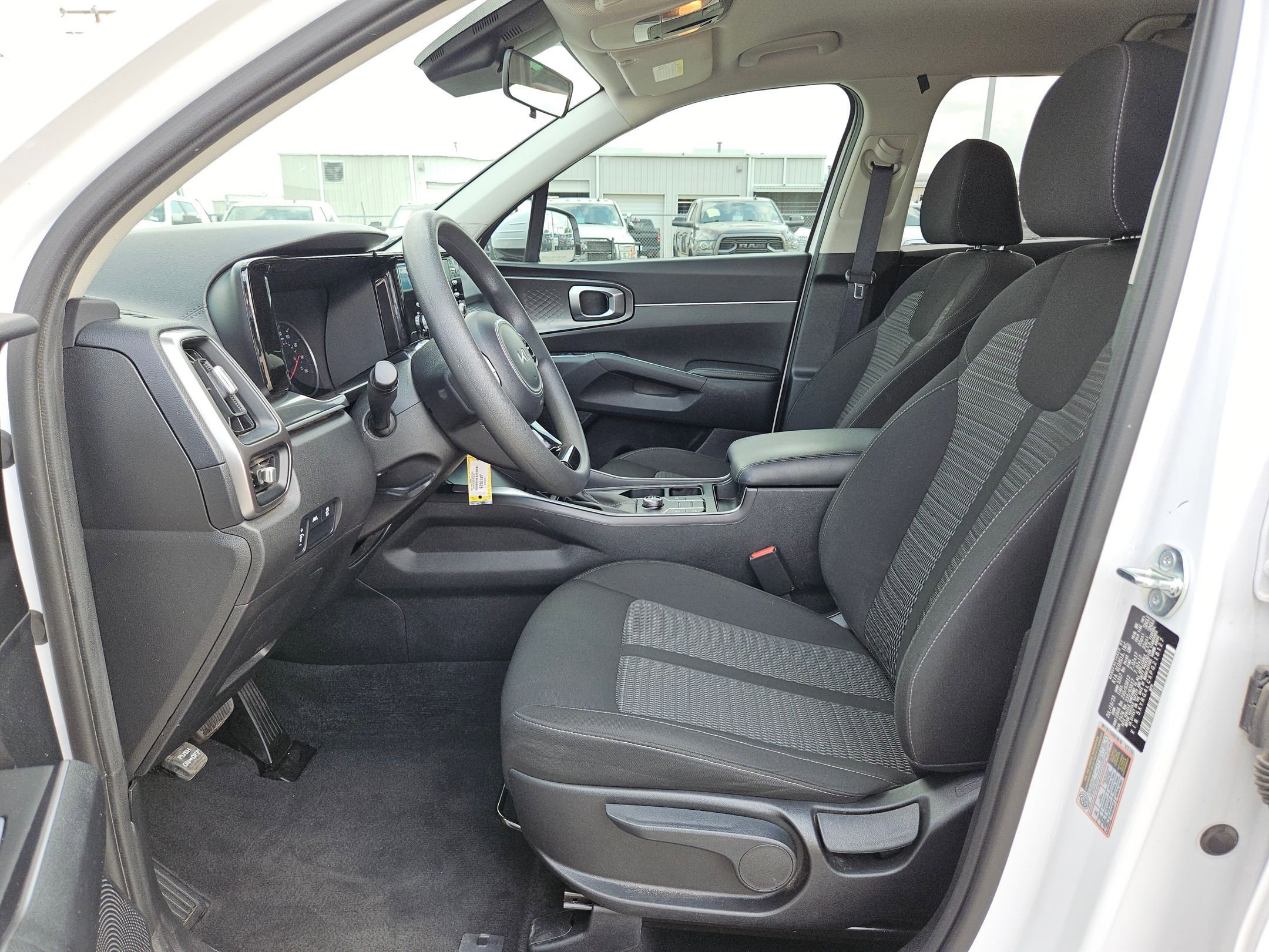 Used 2023 Kia Sorento LX FWD image 9