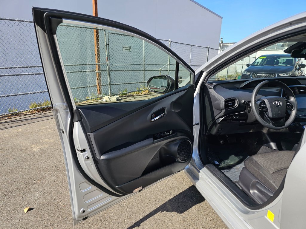 Used 2021 Toyota Prius LE AWD/4WD image 18