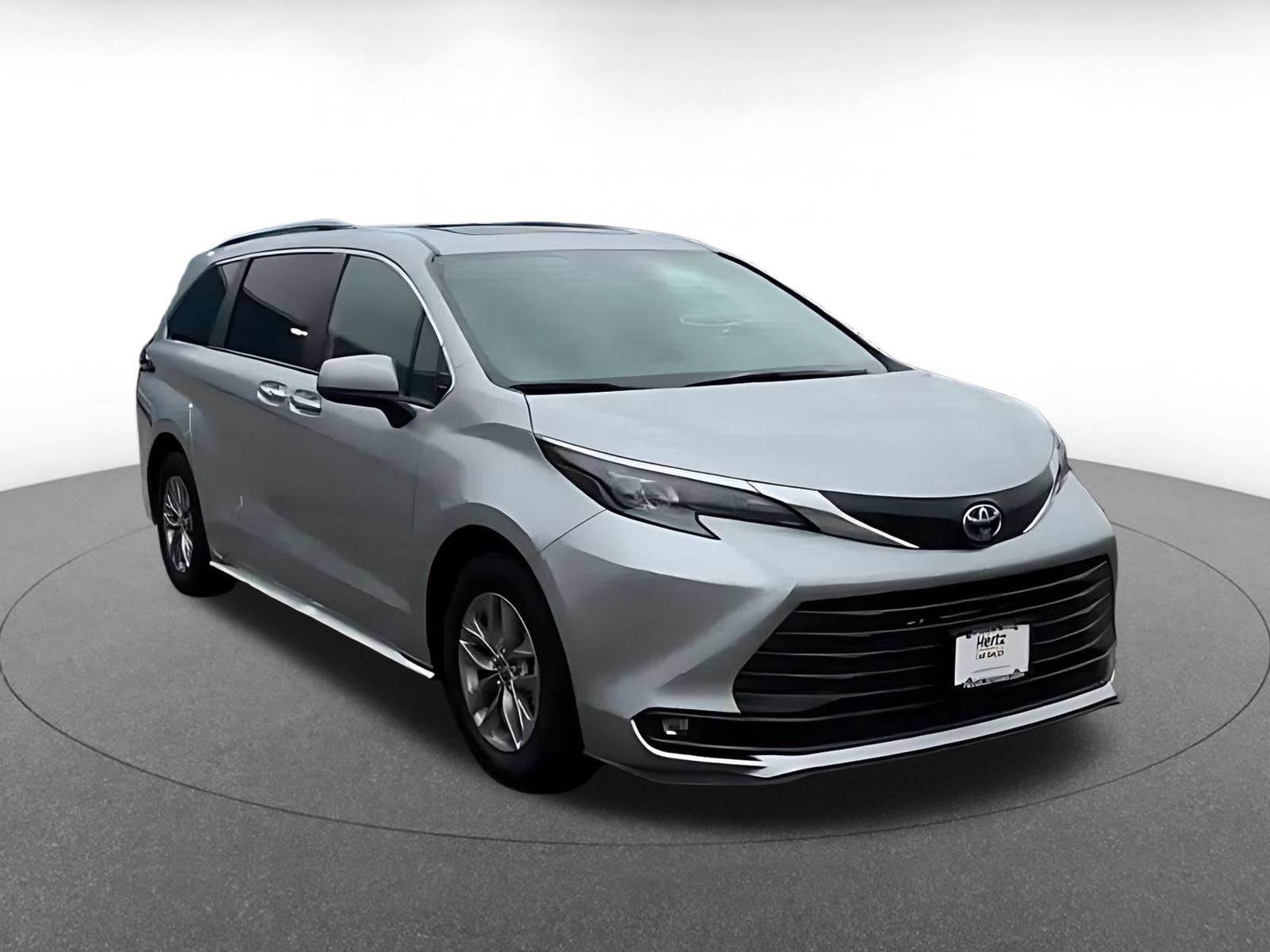 Used 2025 Toyota Sienna XLE FWD image 3