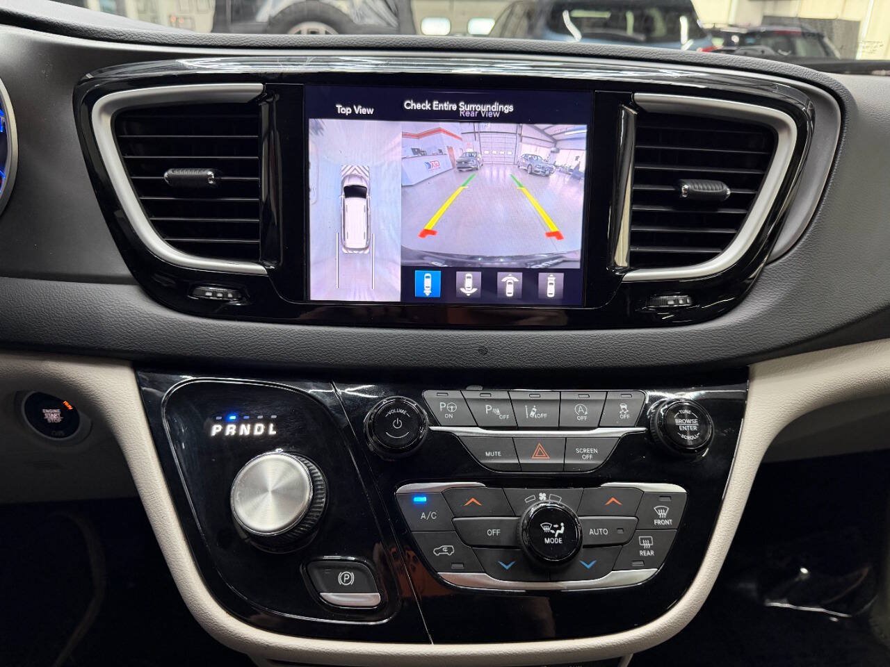 Used 2020 Chrysler Pacifica Touring w/ Advanced Safetytec Group FWD image 27