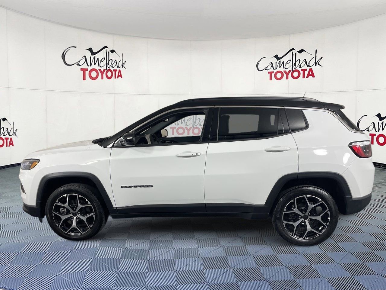 Used 2025 Jeep Compass Limited AWD/4WD image 4
