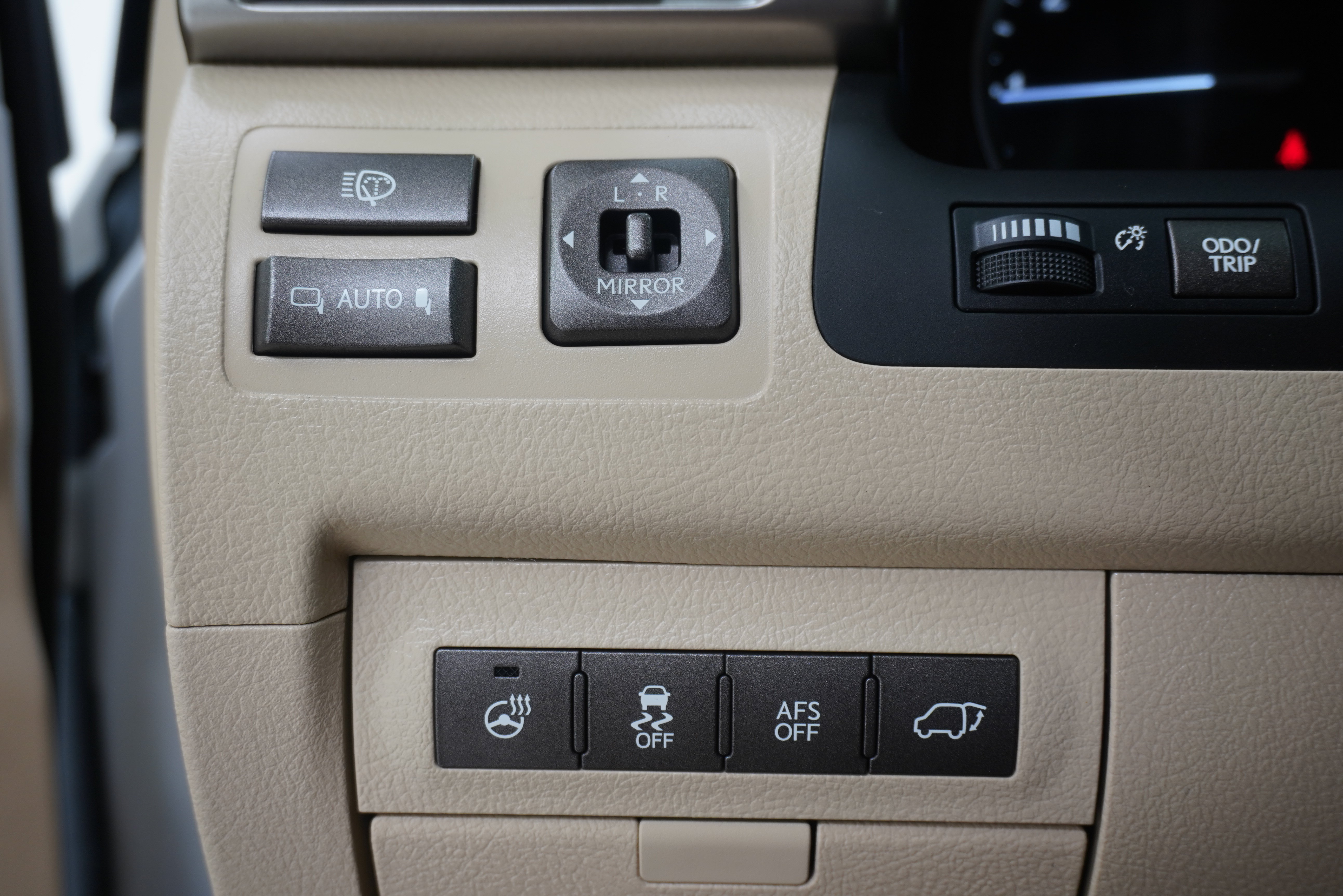 Used 2013 Lexus LX 570 4WD w/ Luxury Pkg w/Pre-crash image 32