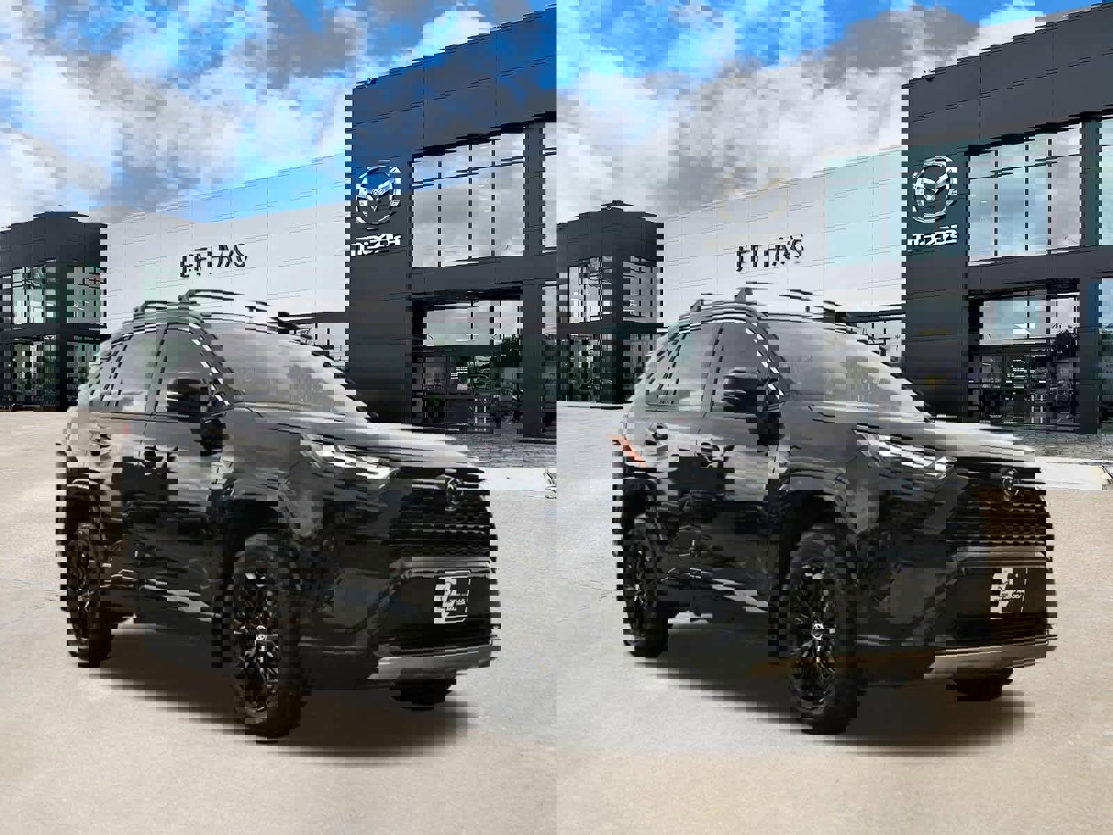 Used 2024 Toyota RAV4 SE image 4