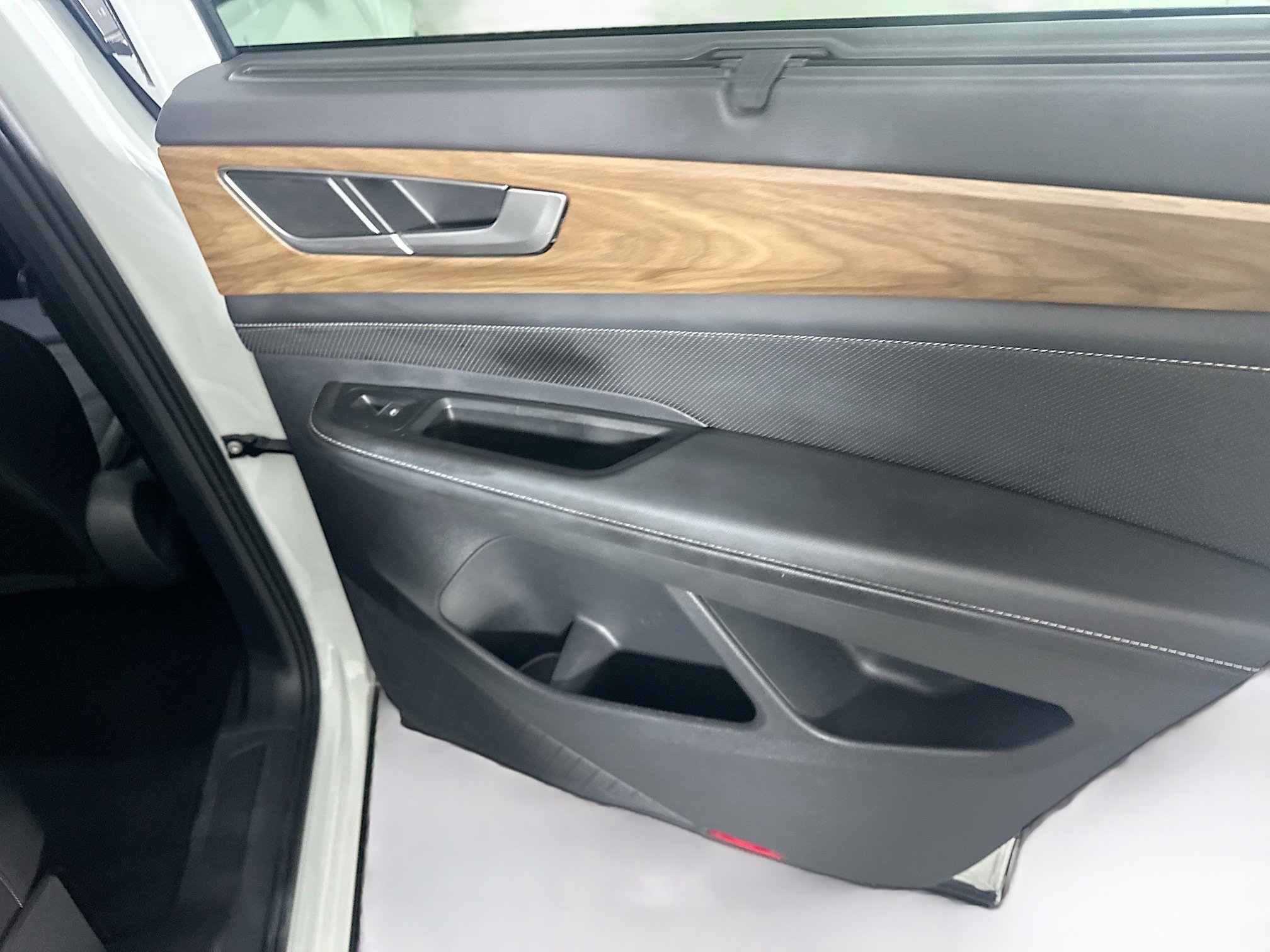 Used 2025 Volkswagen Atlas SE image 33