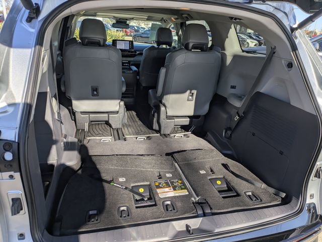 Used 2023 Toyota Sienna Limited image 29