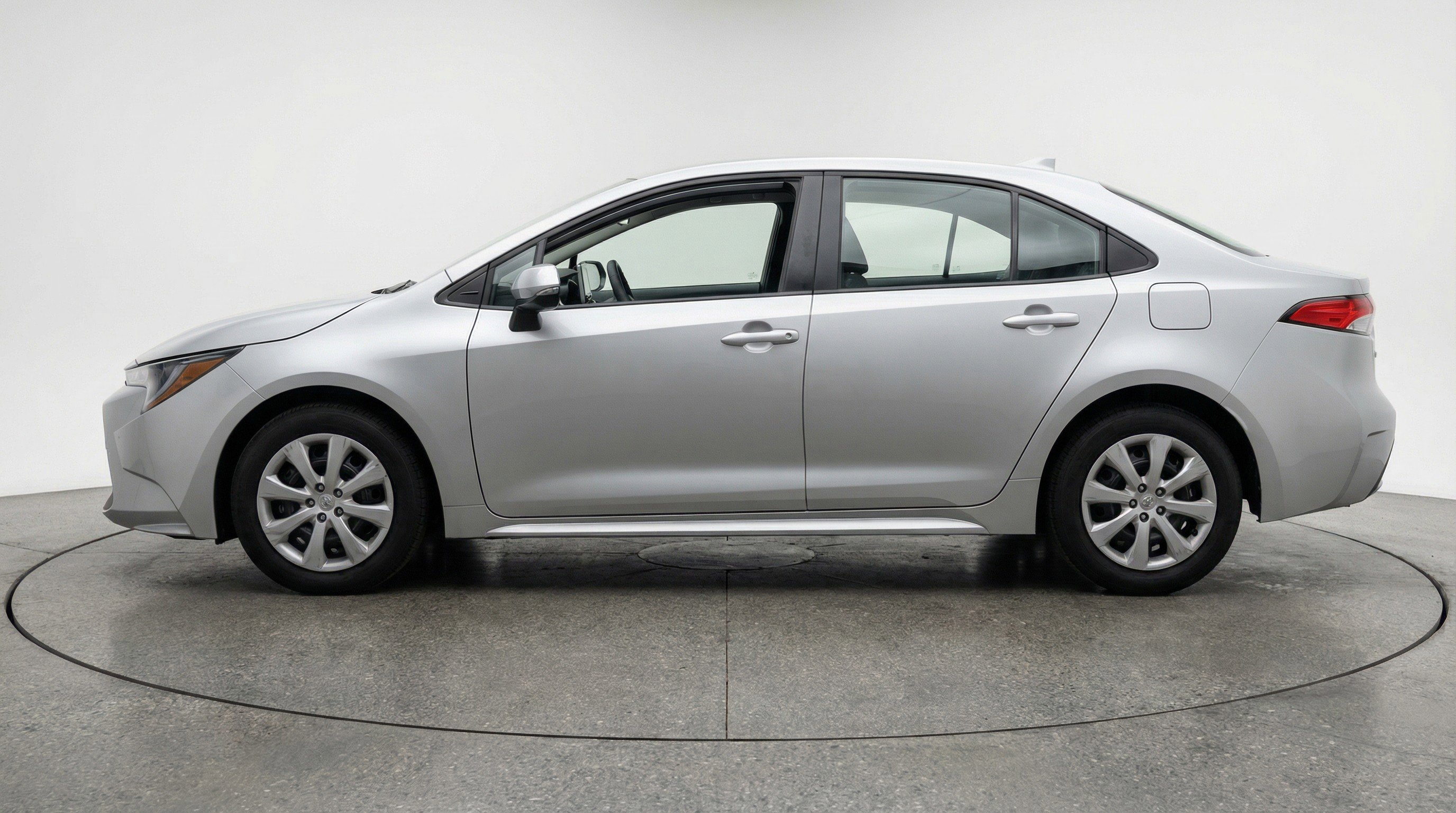 Used 2025 Toyota Corolla LE image 5