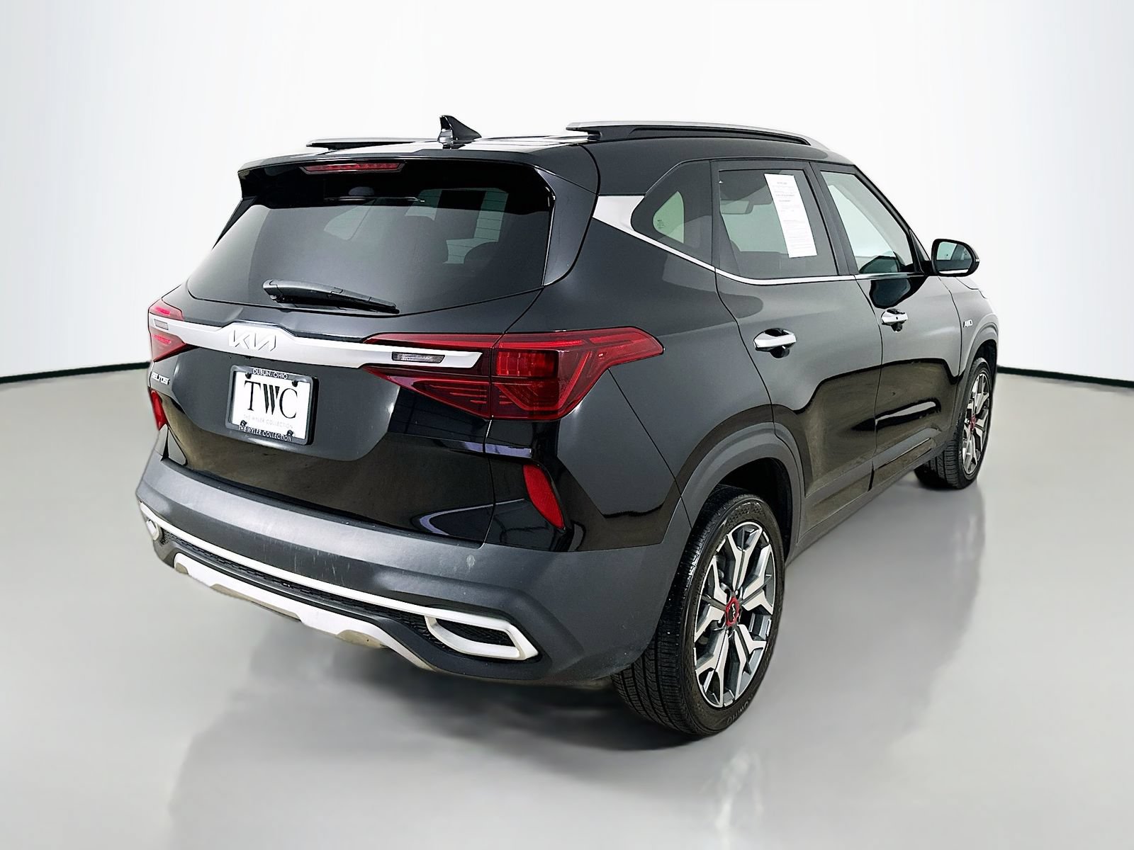 Used 2023 Kia Seltos SX w/ SX Sunroof Package AWD/4WD image 5