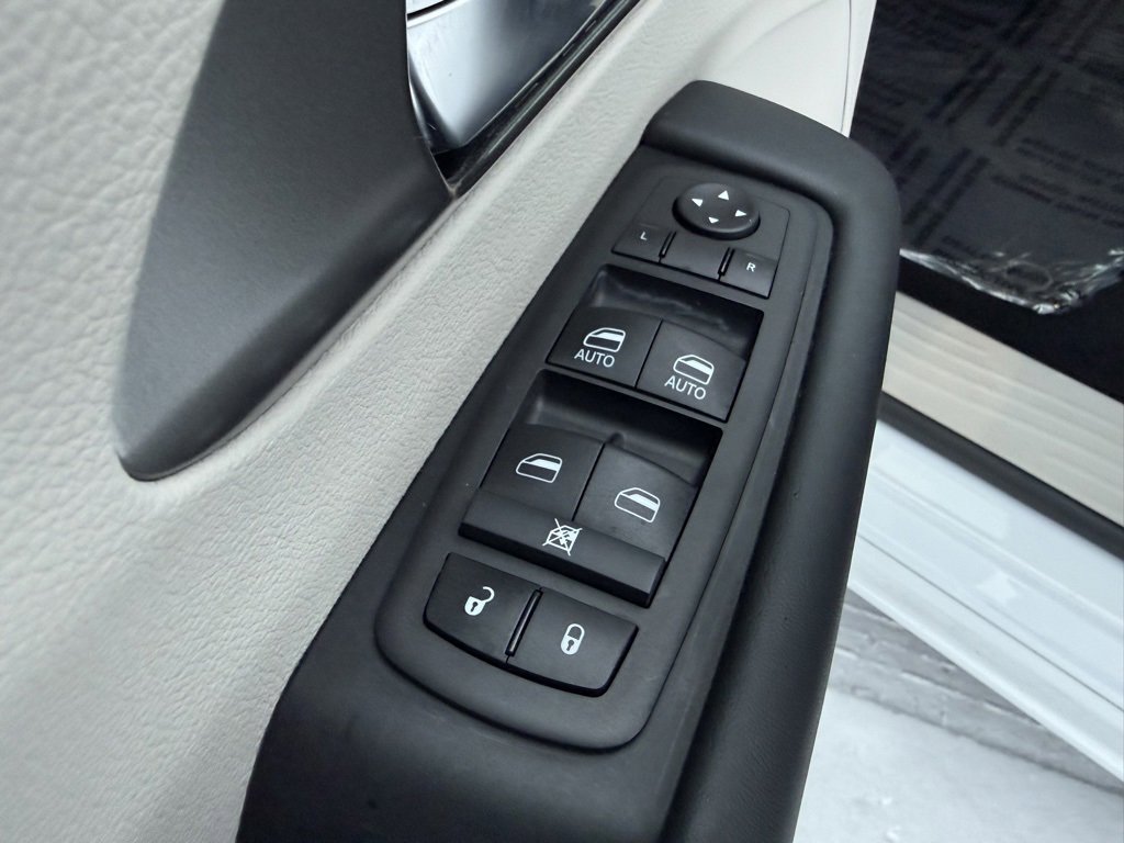 Used 2024 Chrysler Pacifica Touring-L image 14