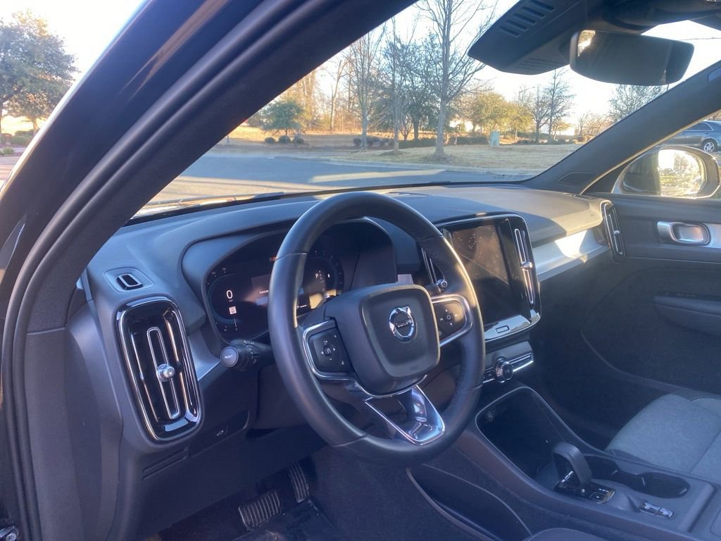 Used 2024 Volvo XC40 B5 Core image 13