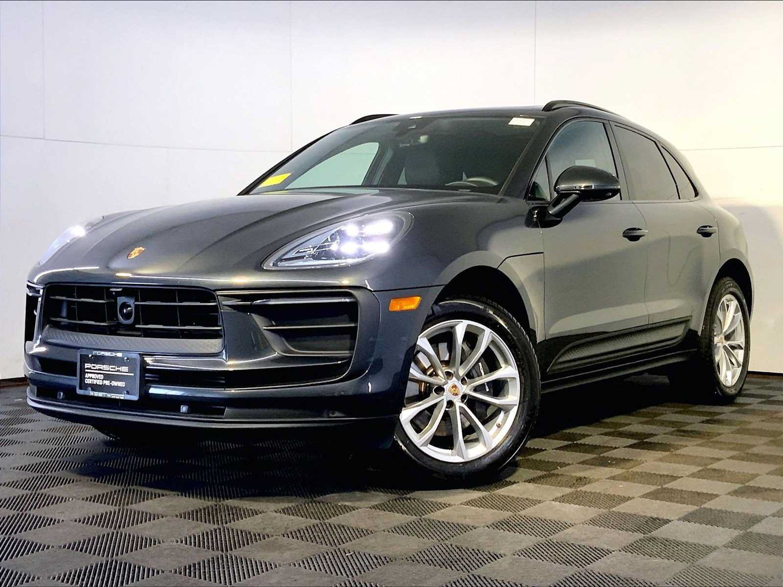 Certified 2026 Porsche Macan AWD/4WD image 1
