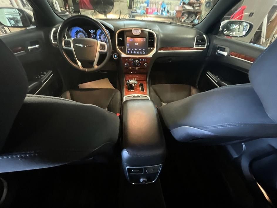 Used 2012 Chrysler 300 RWD image 3