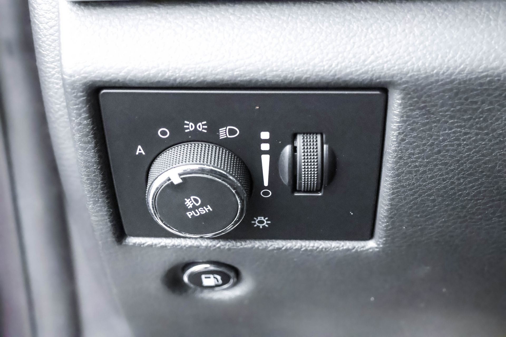 Used 2015 Jeep Grand Cherokee Overland w/ Advanced Technology Group image 24